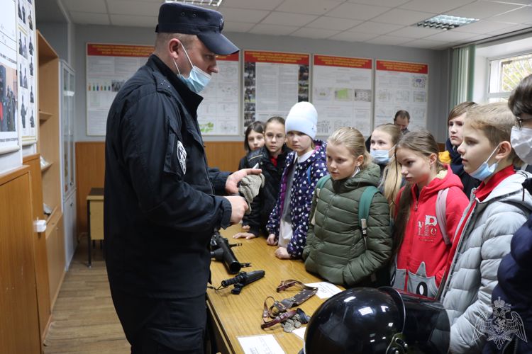 В преддверии Дня образования ОМОН росгвардейцы провели уроки мужества