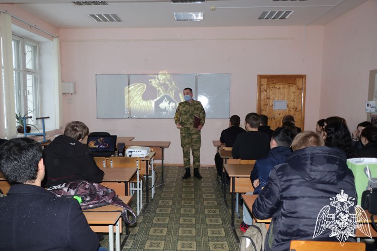 В Калуге военнослужащий Росгвардии провел профориентационную беседу со студентами юридического колледжа