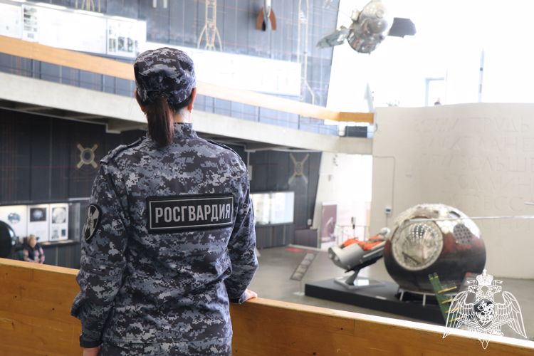 Росгвардия поздравила сотрудников музея им. К.Э. Циолковского 