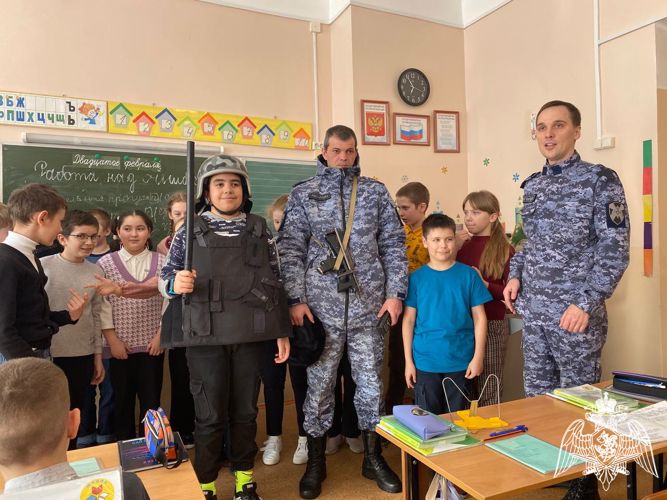 СОТРУДНИКИ РОСГВАРДИИ ПРОВЕЛИ УРОК МУЖЕСТВА ДЛЯ ШКОЛЬНИКОВ