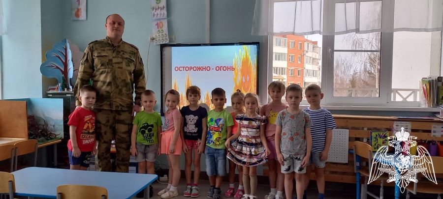 Военнослужащий Росгвардии провел занятие по пожарной безопасности  в детском саду Воротынска
