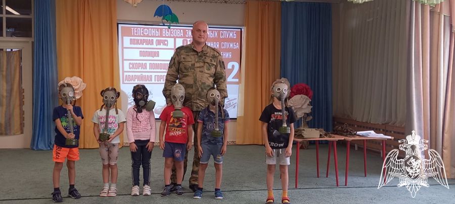 Военнослужащий Росгвардии рассказал детям о гражданской обороне