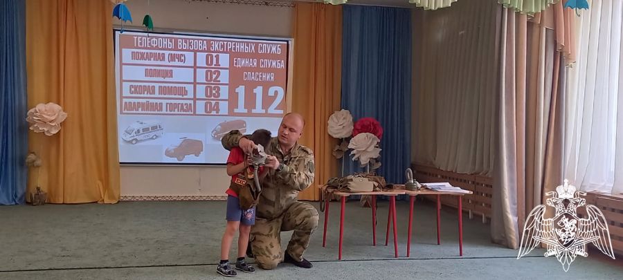 Военнослужащий Росгвардии рассказал детям о гражданской обороне