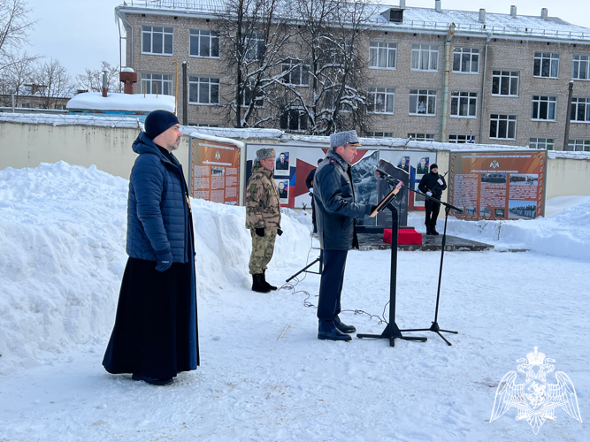 В Калуге начальник регионального управления Росгвардии принял участие в торжественном митинге, приуроченном ко Дню героев Отечества