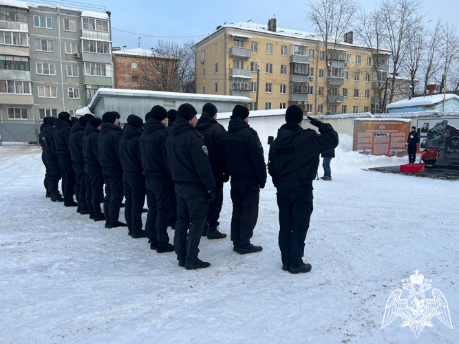В Калуге начальник регионального управления Росгвардии принял участие в торжественном митинге, приуроченном ко Дню героев Отечества