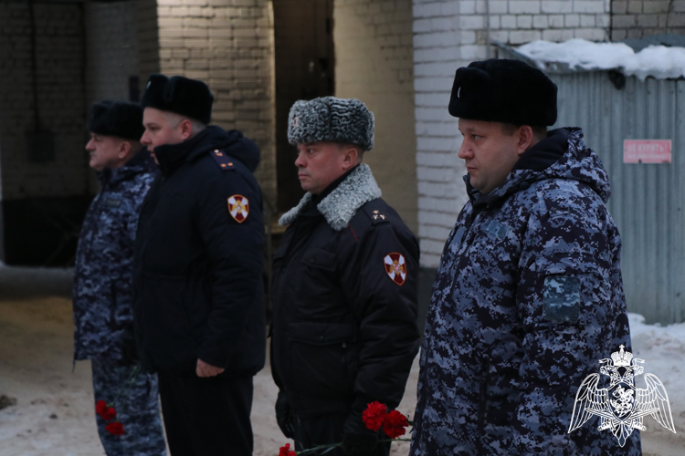 В Калуге начальник регионального управления Росгвардии принял участие в торжественном митинге, приуроченном ко Дню героев Отечества