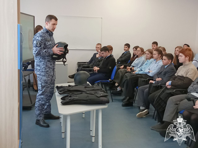 Росгвардейцы провели урок мужества для учеников одной из школ Калужской области
