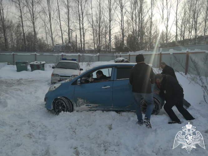 Росгвардейцы помогли автомобилистам во время аномального снегопада в Калужской области