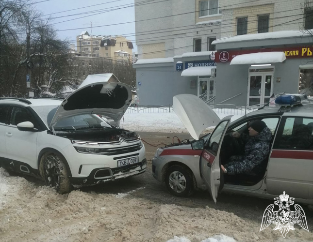 Росгвардейцы помогли автомобилистам во время аномального снегопада в Калужской области