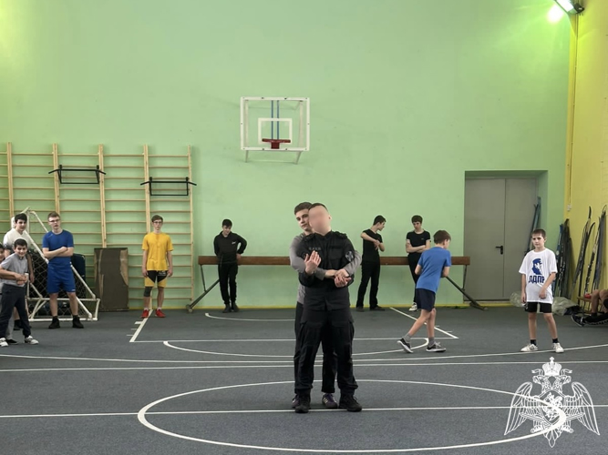 Сотрудник калужского ОМОН провел уроки мужества с учащимися средних классов