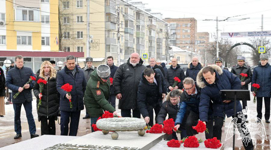 В Калуге руководитель регионального управления Росгвардии почтил память защитников Отечества