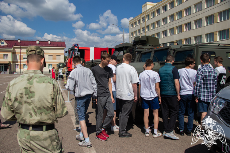 Росгвардейцы приняли участие в военно-патриотической акции «День призывника» в Калуге