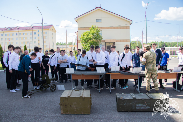 Росгвардейцы приняли участие в военно-патриотической акции «День призывника» в Калуге