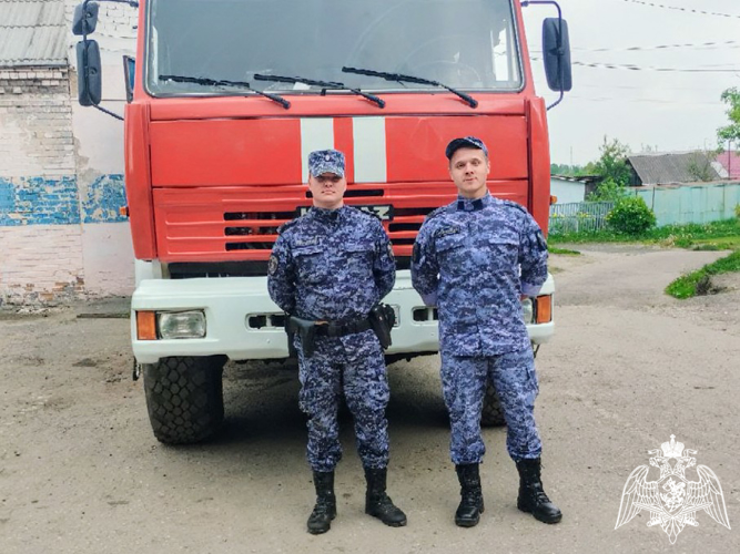 В Козельске росгвардейцы помогли гражданам во время пожара