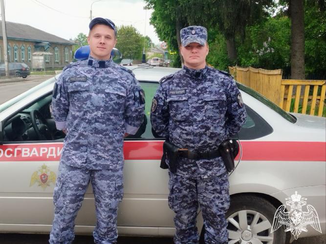 В Козельске росгвардейцы помогли гражданам во время пожара