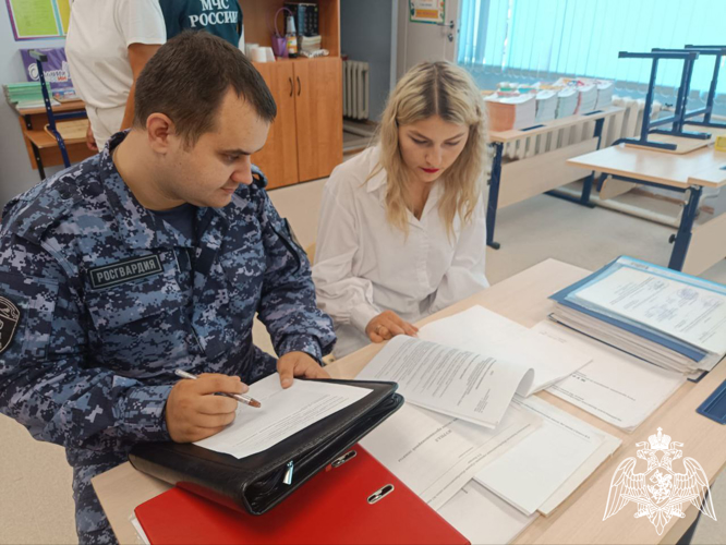 Росгвардейцы начали проверку образовательных учреждений на готовность к новому учебному году в Калужской области
