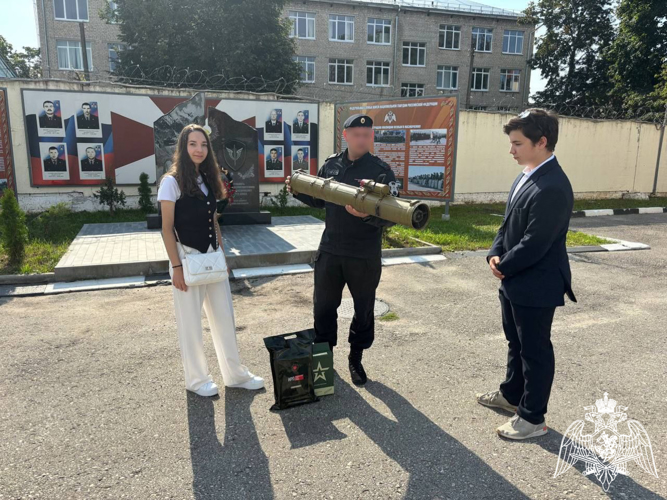 Росгвардейцы передали экспонаты для школьного музея в Калуге
