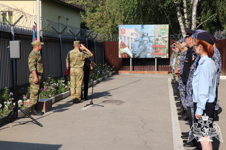 В Калуге военнослужащие и сотрудники Росгвардии приняли участие в праздновании Дня Государственного флага