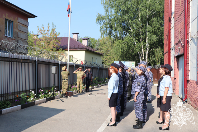 В Калуге военнослужащие и сотрудники Росгвардии приняли участие в праздновании Дня Государственного флага