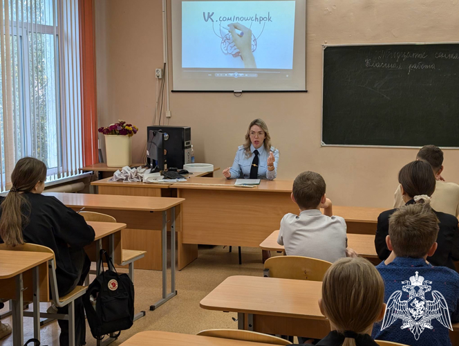 Сотрудница Росгвардии провела лекцию о вреде наркотиков в Калужской школе