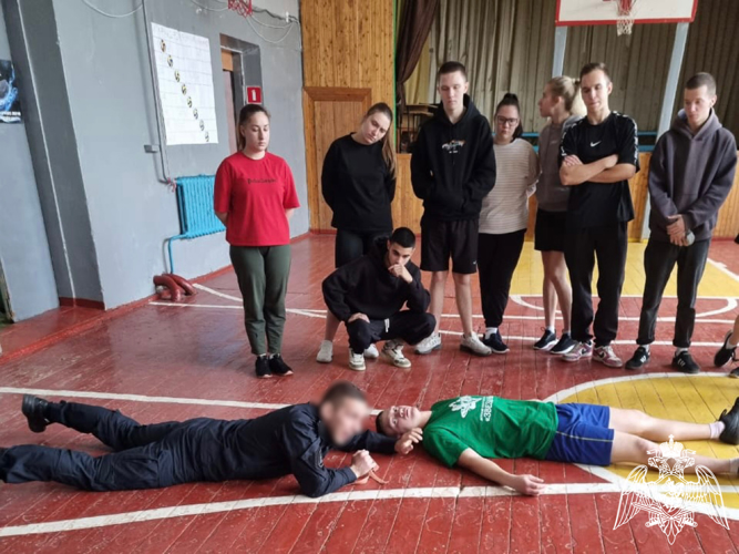 В Калужской области сотрудник ОМОН "Орион" провел урок мужества с учащимися колледжа