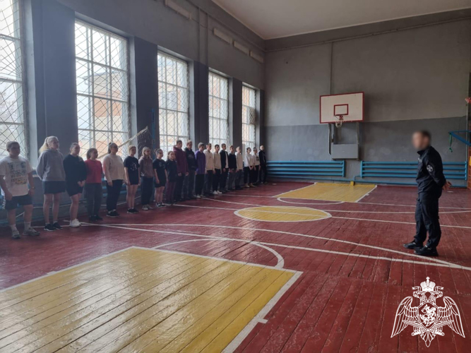 В Калужской области сотрудник ОМОН "Орион" провел урок мужества с учащимися колледжа
