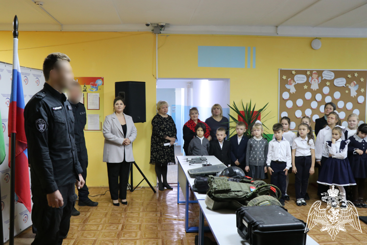 Сотрудники СОБР «Спутник» провели урок мужества для школьников Калужской области