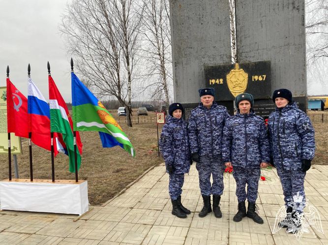 Росгвардейцы почтили память героев-лыжников в деревне Хлуднево