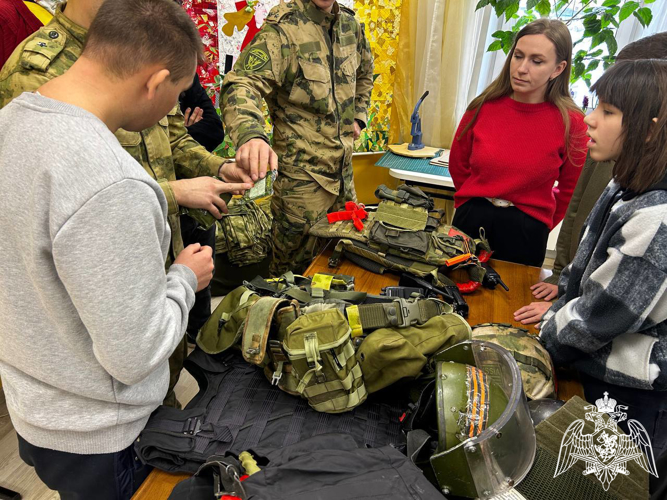 В Калуге сотрудники СОБР «Спутник» провели профориентационную встречу с воспитанниками детских мастерских