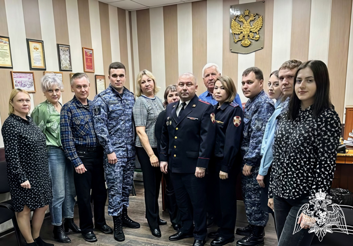 И.о. главы администрации Дзержинского района поздравила сотрудников вневедомственной охраны с Днём войск национальной гвардии  