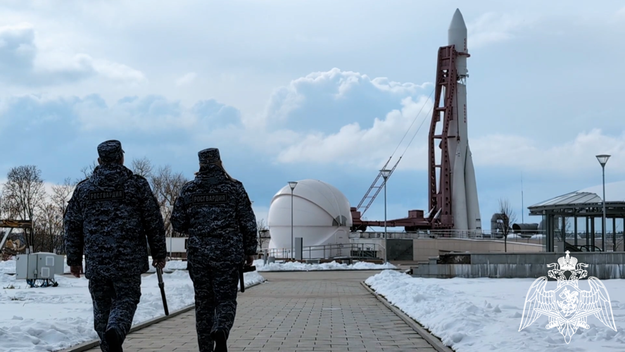 Сотрудники вневедомственной охраны Управления Росгвардии по Калужской области, обеспечивающие безопасность первого в мире и крупнейшего в России Государственного музея истории космонавтики имени К.Э. Циолковского, поздравили работников учреждения с Днем космонавтики.