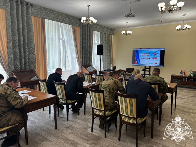 В Калуге сотрудники и военнослужащие Росгвардии приняли участие в акции «Диктант Победы» 
