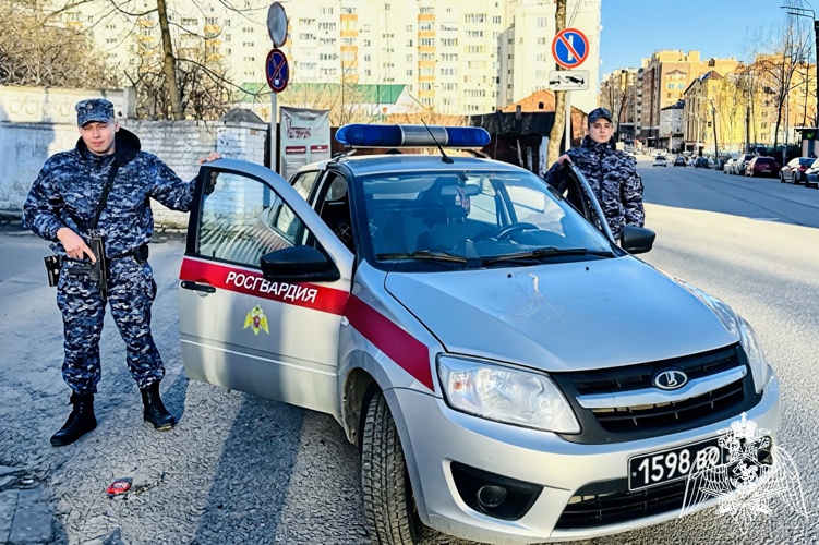 Сотрудники Росгвардии оказали помощь пожилой женщине, потерявшей сознание на остановке в Калуге