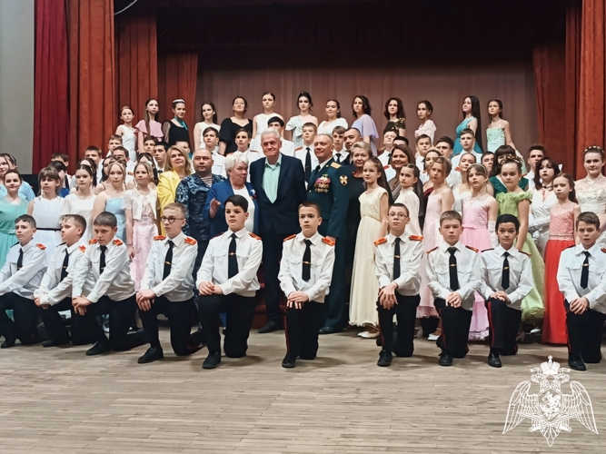 Росгвардейцы приняли участие в кадетском бале в Кондрово