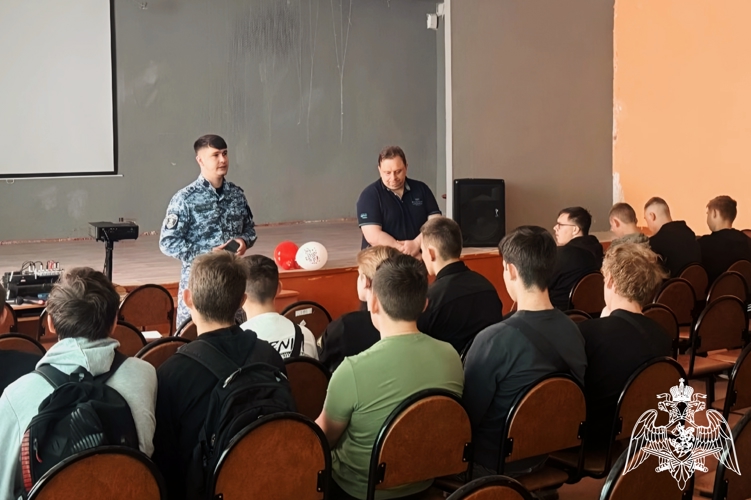 Росгвардейцы провели встречу со студентами колледжа в Сухиничах