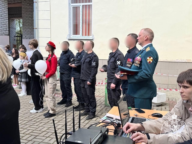 Росгвардейцы приняли участие в школьной линейке, посвящённой Дню Победы