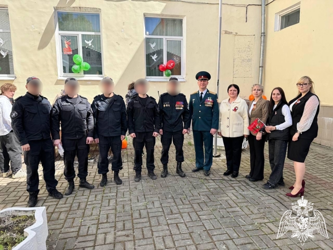 Росгвардейцы приняли участие в школьной линейке, посвящённой Дню Победы