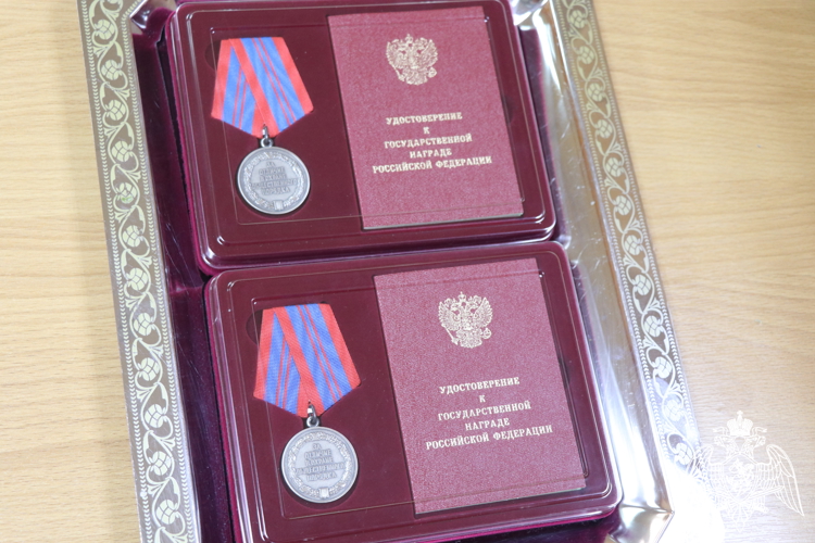 В Калуге отличившимся росгвардейцам вручили государственные награды