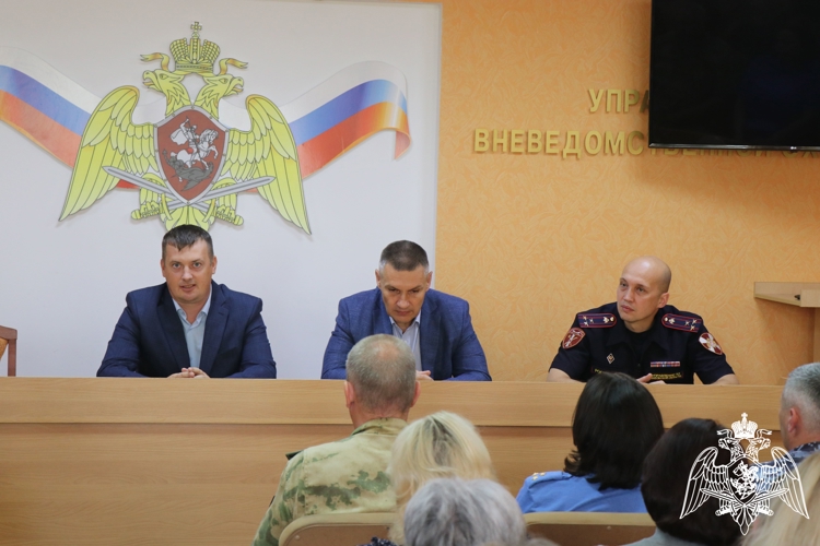 Герои России встретились с росгвардейцами в Калуге