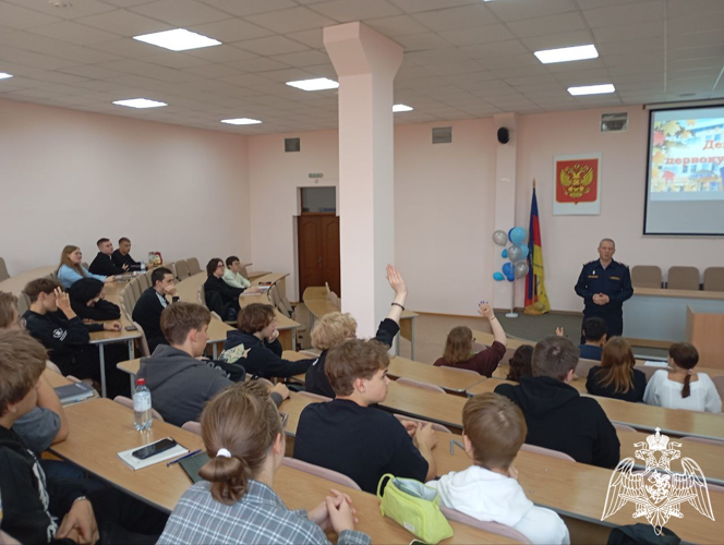 В Калуге росгвардеец провел беседу со студентами