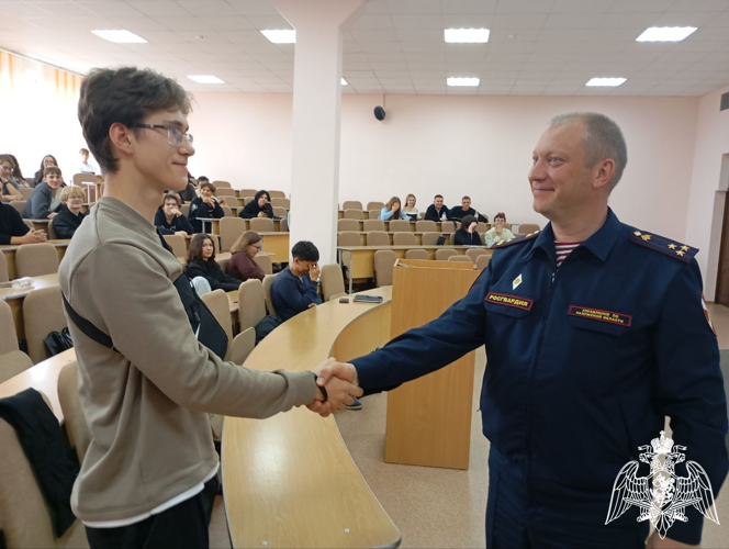 В Калуге росгвардеец провел беседу со студентами