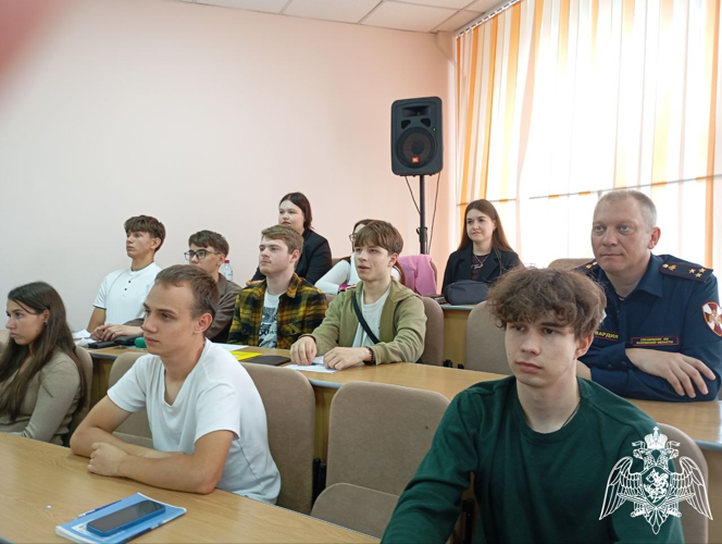 В Калуге росгвардеец провел беседу со студентами
