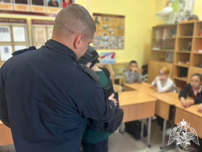Росгвардейцы провели урок мужества для пятиклассников калужской школы