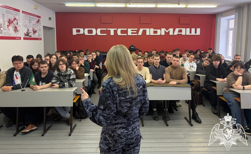 Росгвардейцы провели урок мужества со студентами в Калуге