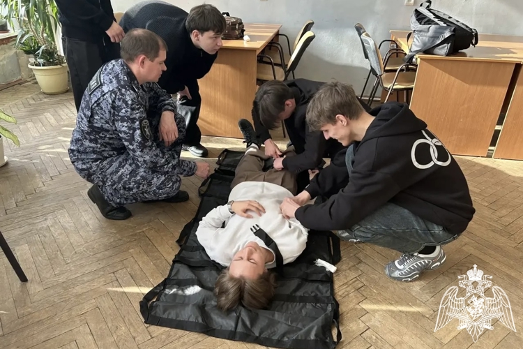 Калужские Росгвардейцы провели патриотический квест «Путь героя» для старшеклассников из областного центра