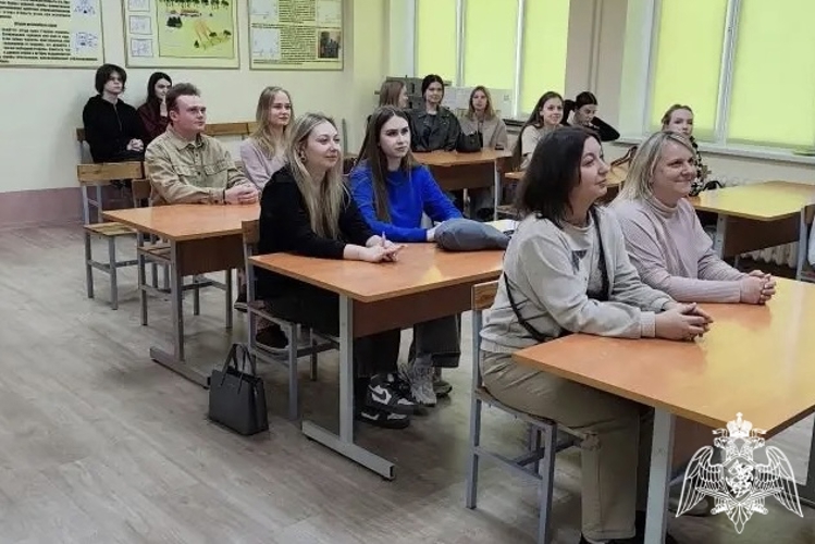В региональном управлении Росгвардии сотрудники СОБР провели день открытых дверей для калужских студентов