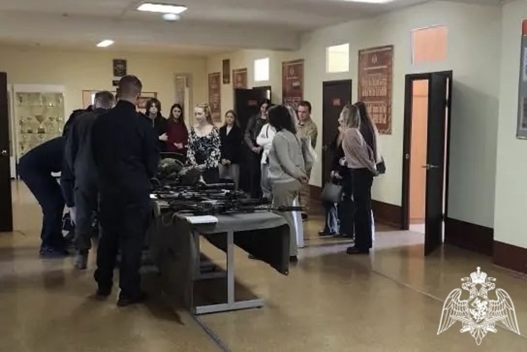 В региональном управлении Росгвардии сотрудники СОБР провели день открытых дверей для калужских студентов
