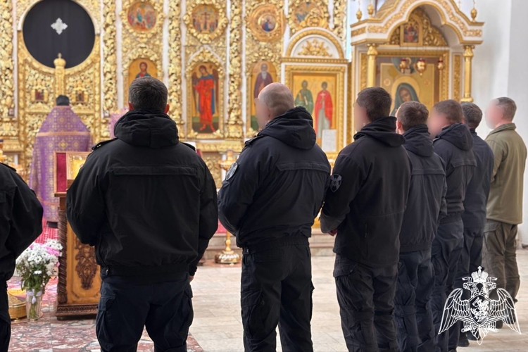 Благодарственный молебен в преддверии празднования 10-летия Росгвардии прошел в храме Жён-Мироносец в Калуге