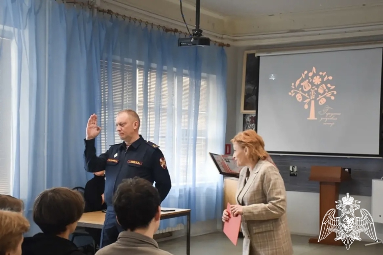 В Калуге офицеры Росгвардии обсудили со школьниками и студентами как противостоять деструктивному влиянию в сети Интернет