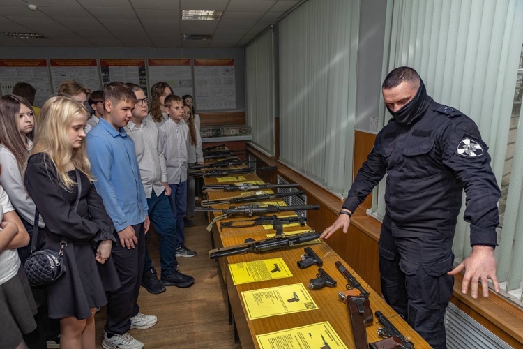 Росгвардейцы вручили первые паспорта юным жителям Калуги (видео)